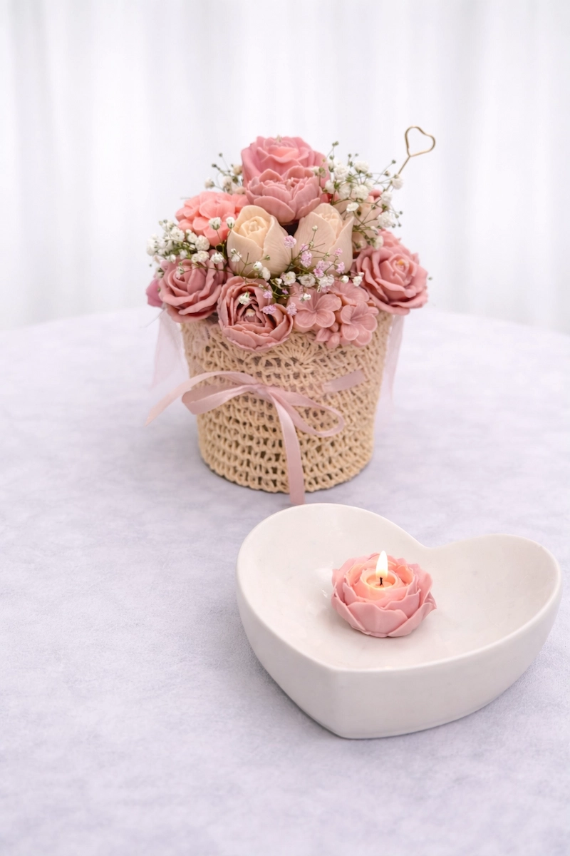 Rožinė kvapni žvakių puokštė – subtili dovana moteriai
