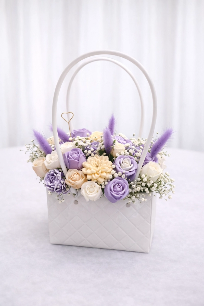 Vaško gėlių kompozicija elegantiškoje baltoje dėžutėje
