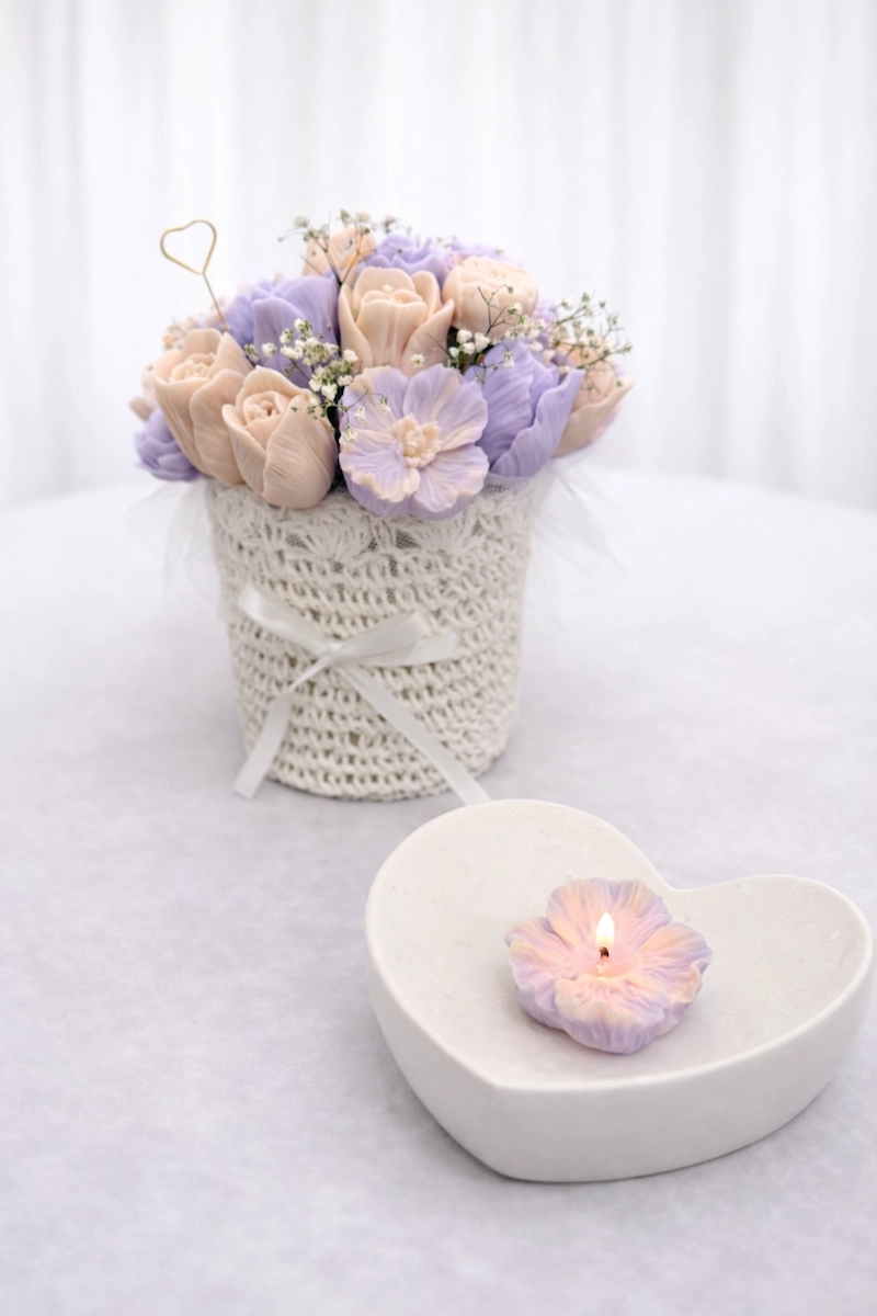 Violetinių atspalvių žvakių puokštė su dekoratyvinėmis vaško gėlėmis
